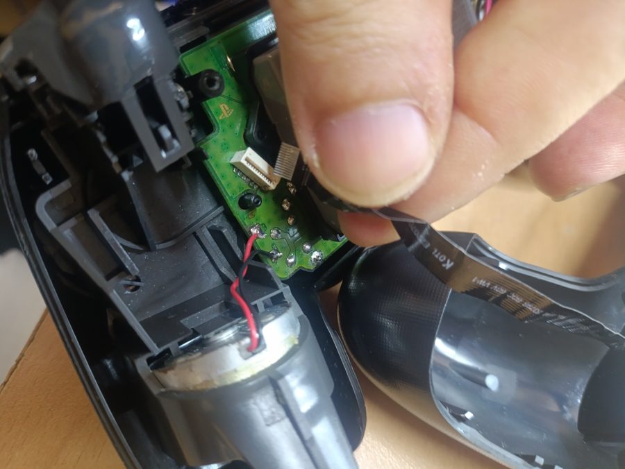 Comando PS4 aberto para a troca