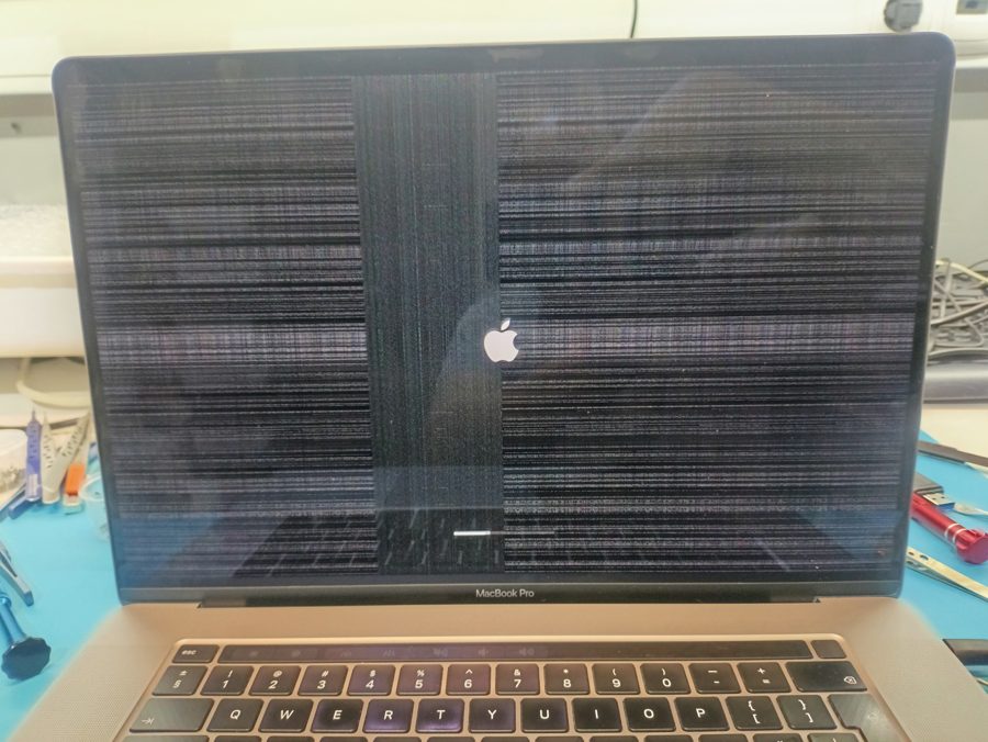 Ecrã de MacBook Pro com riscas