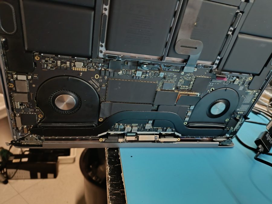 MacBook Pro aberto para a troca do ecrã