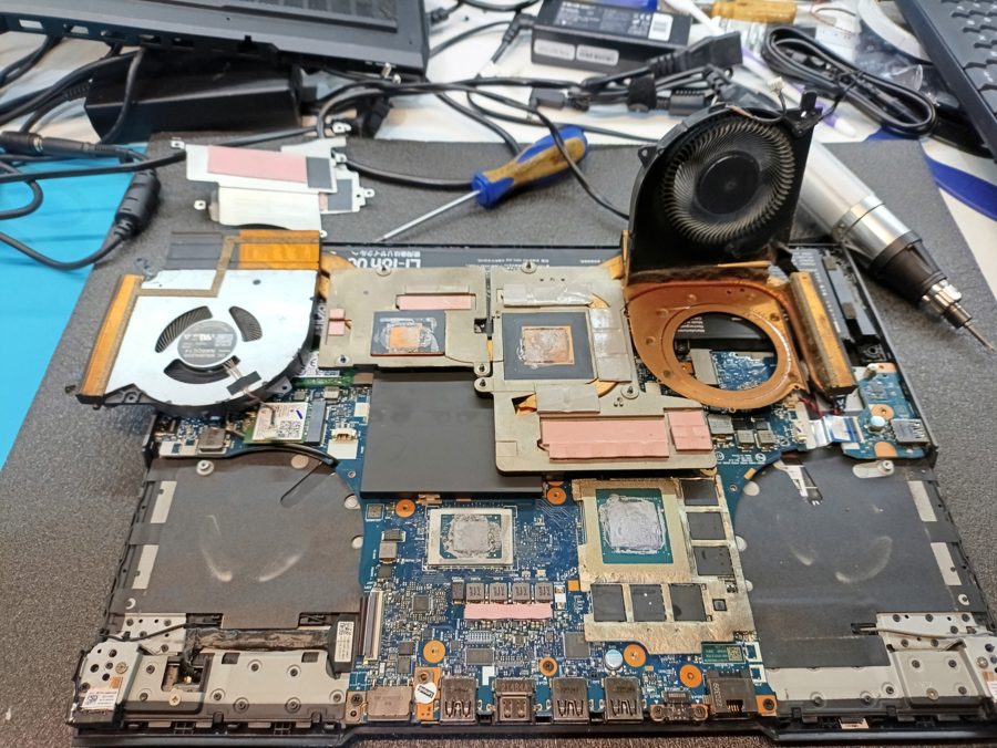 Portátil aberto: placa, ventoinhas e dissipadores