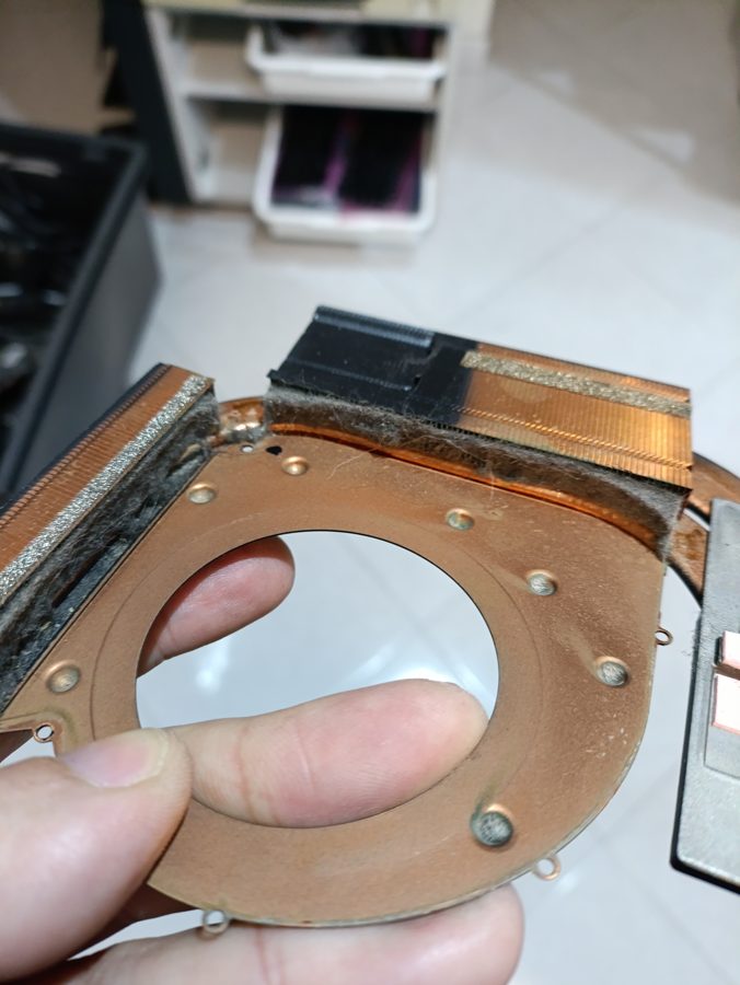 Dissipador de um portátil gaming durante a limpeza