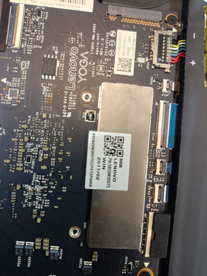 Placa de um Lenovo Yoga em diagnóstico