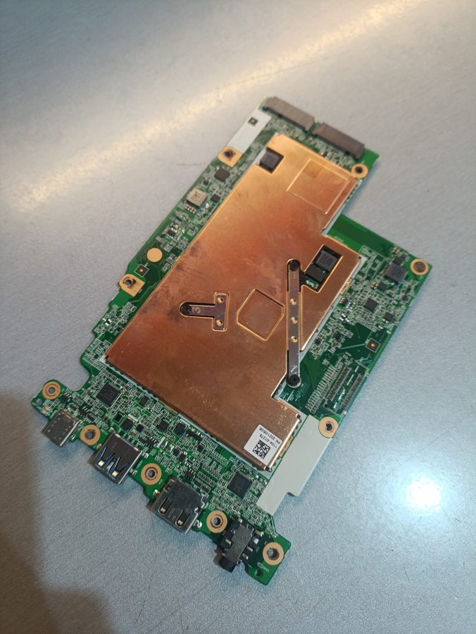 Placa principal de um portátil, pronta a medir